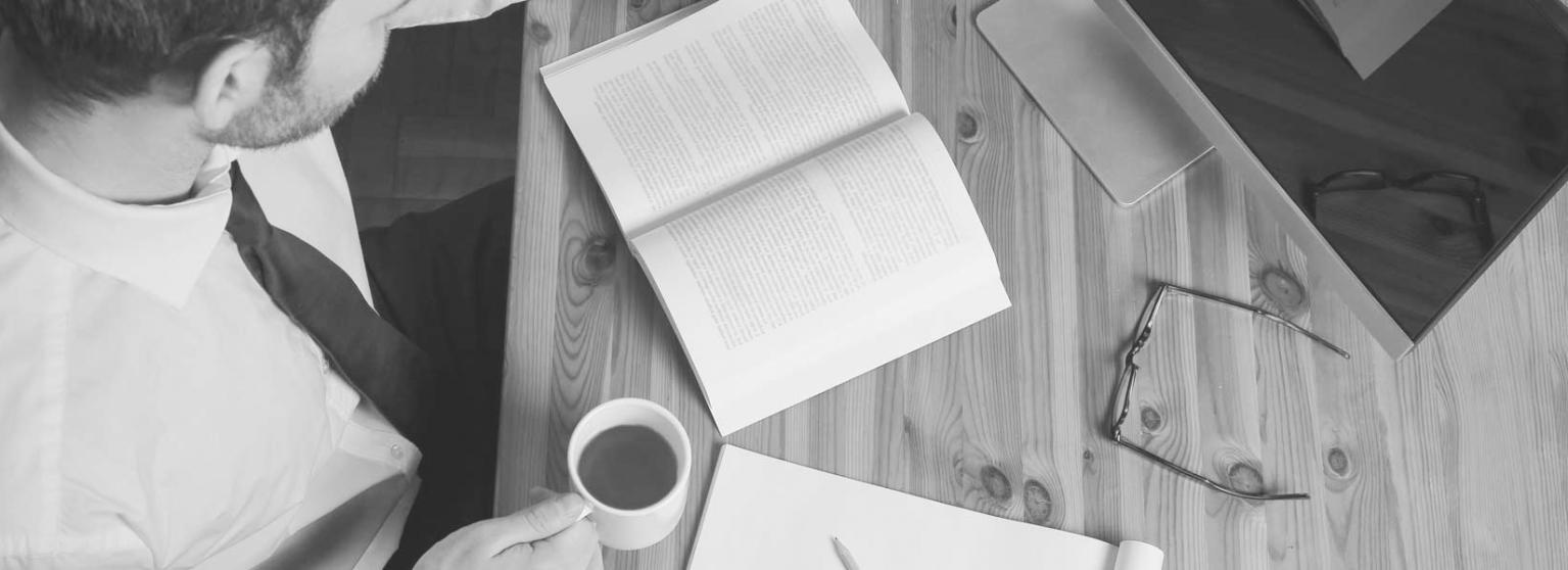 Teilnehmer bei intensiver philosophischer Diskussion